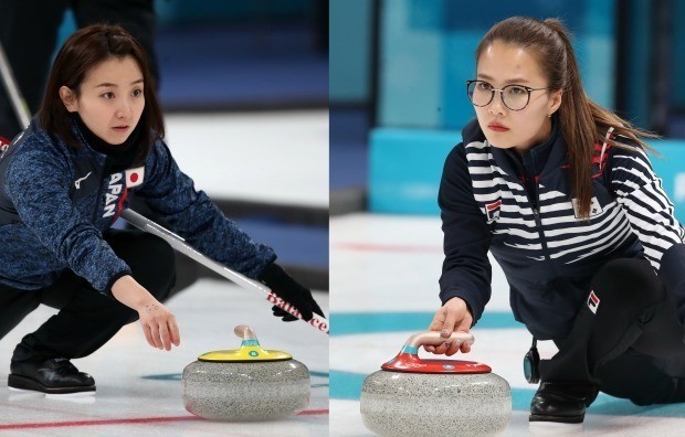 여자컬링 한국 대표팀 스킵(주장) 김은정(오른쪽)과 일본 대표팀 주장 후지사와 사츠키. 사진=연합뉴스