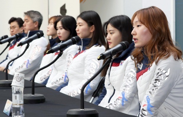 한국 쇼트트랙 여자 대표팀 최민정(맨 오른쪽)이 23일 강릉 올림픽파크 코리아하우스에서 열린 기자회견에서 취재진의 질문에 답하고 있다. 왼쪽부터 김선태 감독, 박세우 코치, 김아랑, 김예진, 심석희, 이유빈, 최민정. / 사진=연합뉴스