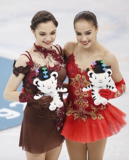 러시아 알리나 자기토바(오른쪽)와 예브게니야 메드베데바가 2018 평창동계올림픽 피겨 여자싱글 프리스케이팅을 마치고 기념 사진을 촬영하고 있다. / 사진=연합뉴스