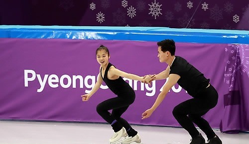 [올림픽] 북한 피겨 렴대옥-김주식 첫 훈련 '환한 표정… 안무 맞추기'