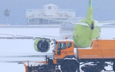 제주공항 활주로 운영 재개… 예약승객 몰려 청사 혼잡