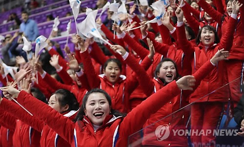 北 응원단, 남북 쇼트트랙 '우정의 레이스' 열띤 응원