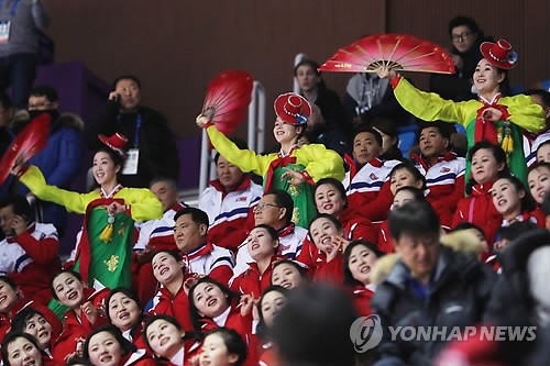 北 응원단, 남북 쇼트트랙 '우정의 레이스' 열띤 응원