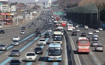 귀성길 고속도로 정체 거의 풀려… "서울→부산 4시간 50분"