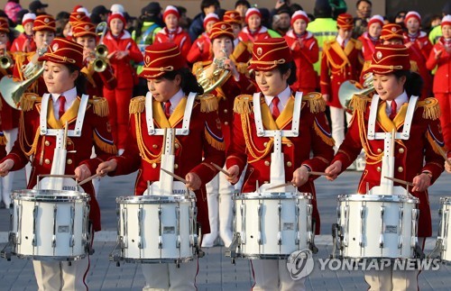 북한 응원단, 강릉서 또 깜짝 공연… 2000여명 몰려 '박수'