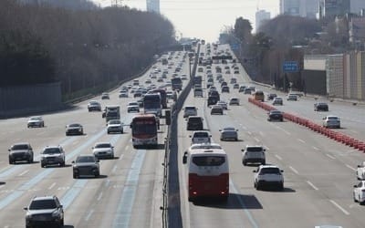 전국 고속도로 '쌩쌩'… "설날 오후 4∼5시 정체 절정"