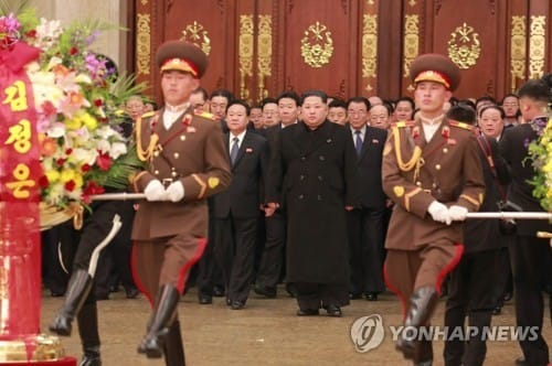 북한 김정은, 김정일 생일 맞아 금수산궁전 참배