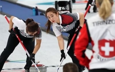 여자컬링, 세계 2위 스위스 격파…'2승 1패'