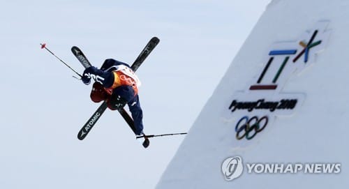 "역사에 남을" 국가대표 '남남 뽀뽀'에 미국 '환호'