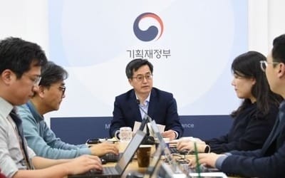 김동연 "특단의 청년일자리 대책 위한 추경예산편성 검토"