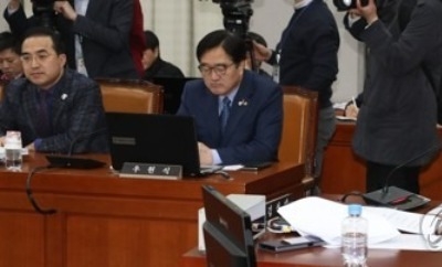 운영위 '김영철 방남'-'임종석 출석' 공방 파행…진흙탕 설전