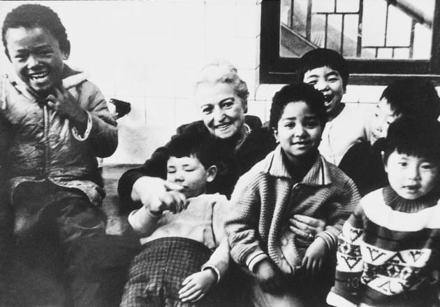 노평문학상 수상자 펄벅 작가는 1967년 전쟁고아와 혼혈아동을 위해 경기도 부천에 소사희망원을 세웠다. 사진은 소사희망원 아이들과 즐거운 시간을 보내고 있는 펄벅. 부천문화재단 제공