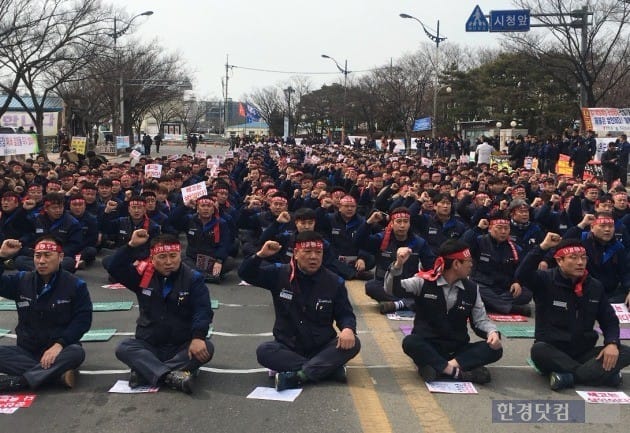 한국GM 노동조합이 지난달 27일 구조조정 철회를 요구하며 군산 시청 앞에서 투쟁하고 있는 모습. (사진=금속노조 한국GM지부)


