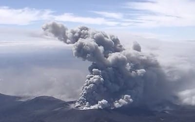 일본 화산, '폭발적' 분화…연기 최고 2300m·분화구 내부 용암도 포착