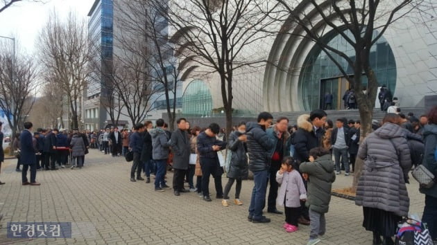 7일 서울 대치동 써밋 주택갤러리엔 '과천 센트럴파크 푸르지오 써밋' 미계약 물량을 분양받기 위해 1500여명의 방문객이 몰렸다. 설지연 기자