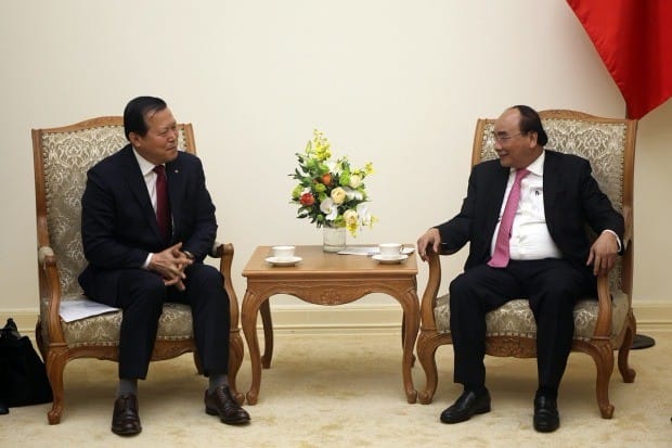 롯데 황각규 부회장(사진 왼쪽)은 베트남 하노이에서 응웬쑤언푹 베트남 총리를 만나 롯데의 베트남 현지 사업에 대해 설명하고 투자 및 협력방안을 논의했다. 롯데 제공.