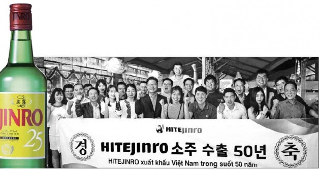 지난 20일 하이트진로 베트남 하노이법인 사무소에서 열린 소주 수출 50년 기념식에서 황정호 해외사업본부장(앞줄 왼쪽 여섯 번째)이 현지 직원들과 파이팅을 외치고 있다.  /하이트진로 제공 
