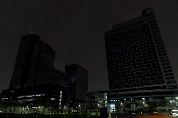 21일 저녁 불이 꺼진 삼성 디지털시티 전경