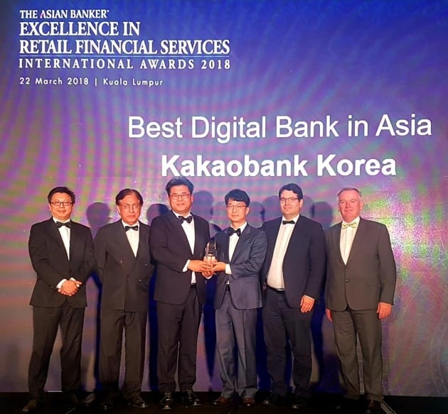 지난 22일 말레이시아 쿠알라룸푸르에서 열린 아시안뱅커(the Asian Banker)지 주최 '2018 Retail Financial Services international Awards'에서 카카오뱅크 관계자들이 아시안뱅커 담당자들과 기념촬영하고 있다.  