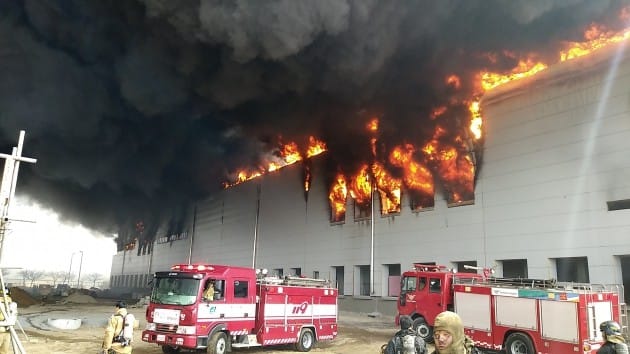 오늘 오전 10시40분께 인천공항 외곽 기내식 신축시설 3층에서 화재가 발생해 소방관들이 진압하고 있다. 오후1시에 완전 진화됐다. 인천소방본부 제공