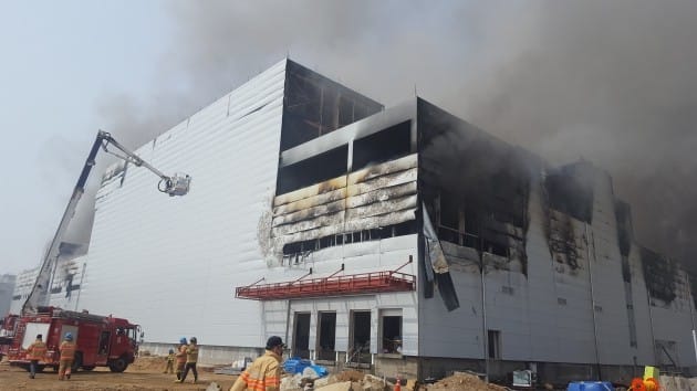 인천공항 외곽 기내식 3층시설 화재 '완전진화'…인명피해 없어 