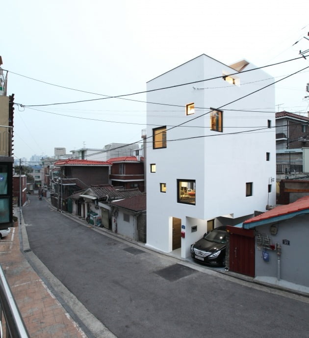 낡은 단독·다세대주택에 둘러싸인 서울 후암동의 한 협소주택. 공감건축 제공