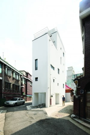 71㎡ 땅에 5층(연면적 142㎡)으로 이뤄진 서울 석관동 협소주택. 1층은 임대료가 나올 수 있는 근린생활시설로 구성됐다. 공감건축 제공