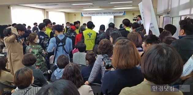 26일 옛 공진초 부지에서 열린 '특수학교 설립추진 설명회'는 찬반으로 갈려 고성과 야유가 계속됐다.