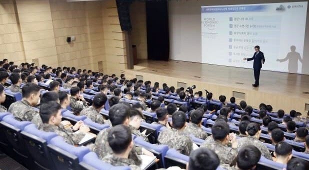 지난 23일 육사 생도들 대상으로 특강하는 김성익 삼육대 총장. / 사진=육사 제공