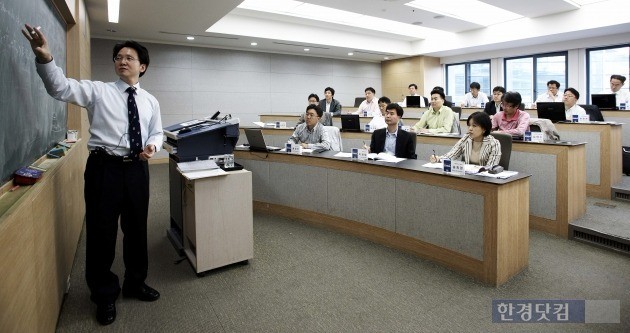 김보원 기획처장(맨왼쪽)이 서울 홍릉캠퍼스에서 강의하고 있다. / 사진=KAIST 제공