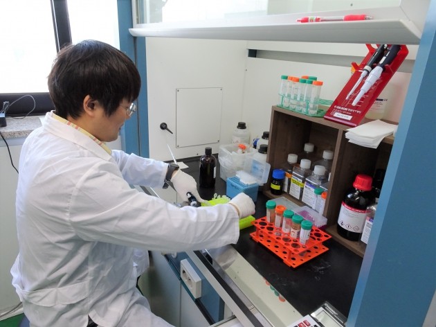 지노믹트리 연구원이 대전 유성구 본사 연구소에서 액체생검 실험을 하고 있다. 지노믹트리 제공