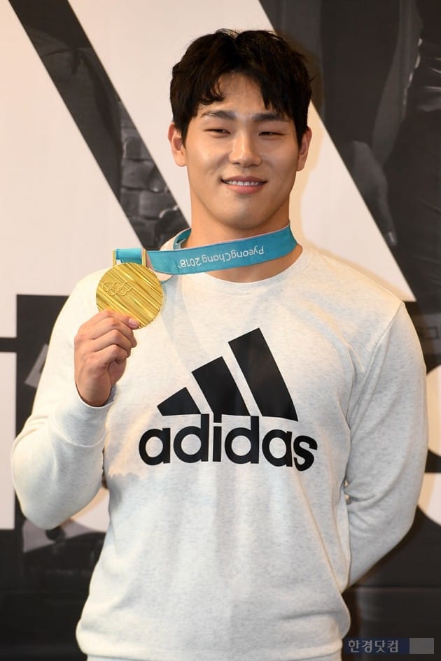 [포토] 윤성빈, '자랑스러운 금메달 들고'
