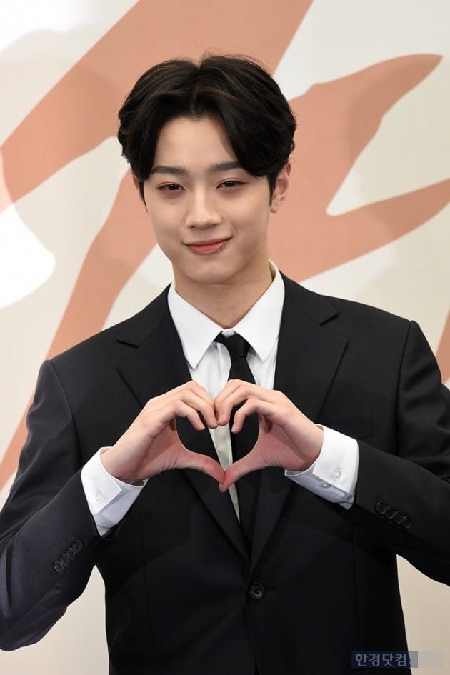 [포토] 라이관린, '하트 받으세요~'