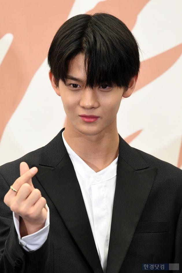 [포토] 배진영, '하트 발사'