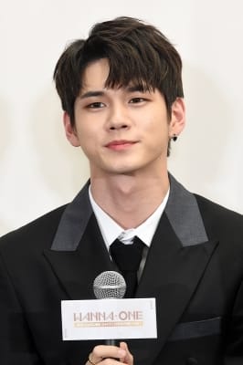  옹성우, '남자가 봐도 잘생겼어~'