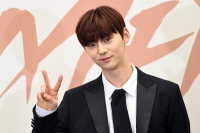  황민현, '브이 포즈는 필수~'