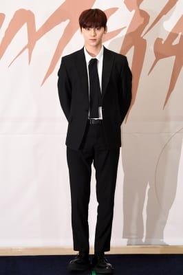  황민현, '모델 뺨치는 비율'