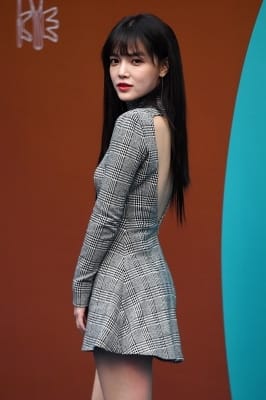  AOA 지민. '뒤태 살짝 보여드릴게요~'