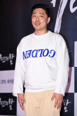  이우성 작가, '포토타임이 어색해~'