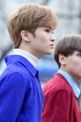  NCT 마크, '옆모습도 멋있어~'