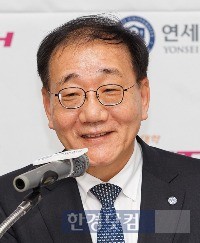 지난 5일 포스텍과의 '개방·공유캠퍼스' 구축을 선언한 김용학 연세대 총장. / 사진=한경 DB