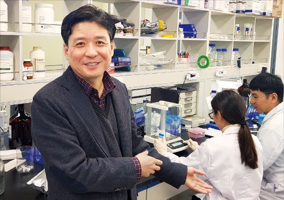 이희용 지투지바이오 대표가 대전 유성의 본사 연구실에서 개량신약 개발 상황을 설명하고 있다. 임락근 기자 