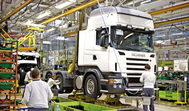스웨덴 쇠데르텔리에의 스카니아 공장 트럭 생산라인에서 근로자들이 일하고 있다. 이 공장은 회사 실적이 나빠지자 2009년 노사가 ‘위기계약(Krisavtal)’을 맺고 임금과 근로시간을 각각 10%와 20% 줄였다. 연합뉴스