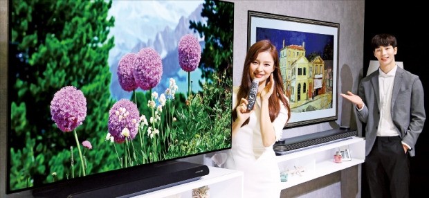 5일 서울 양재동 서초R&D캠퍼스에서 열린 ‘2018년 LG TV 신제품 발표회’에서 모델들이 ‘LG OLED TV AI 씽큐’를 선보이고 있다.  /강은구 기자 egkang@hankyung.com