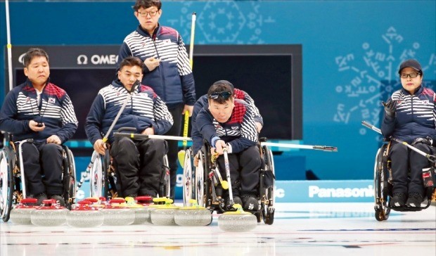 < 훈련하는 컬링 대표팀 > 2018 평창 동계패럴림픽 개막을 하루 앞둔 8일 대한민국 컬링대표팀이 훈련하고 있다. 연합뉴스