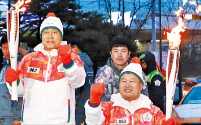 성화 봉송하는 김정태 회장