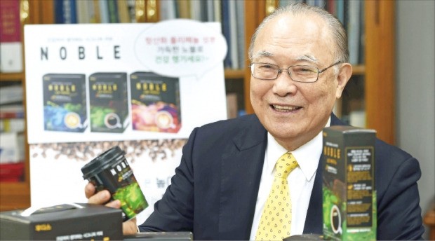 이금기 일동후디스 회장이 서울 구의동 일동후디스 본사에서 한 인터뷰에서 폴리페놀 성분을 강화한 커피 제품의 효능을 설명하고 있다.  /신경훈 기자 khshin@hankyung.com 
