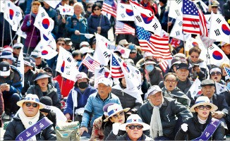 '박근혜 탄핵 1년' 여전히 둘로 쪼개진 광장… "헌법개판소냐" vs "더 철저히 처벌"