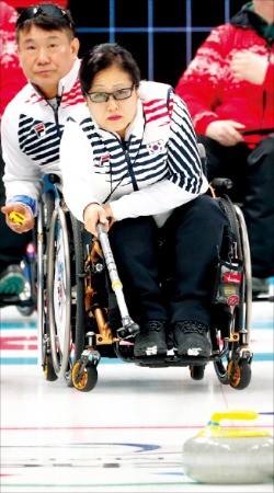 휠체어 컬링 한국 대표팀 방민자가 11일 강원 강릉컬링센터에서 열린 2018 평창동계패럴림픽 슬로바키아와의 경기에서 신중하게 투구하고 있다.  연합뉴스 