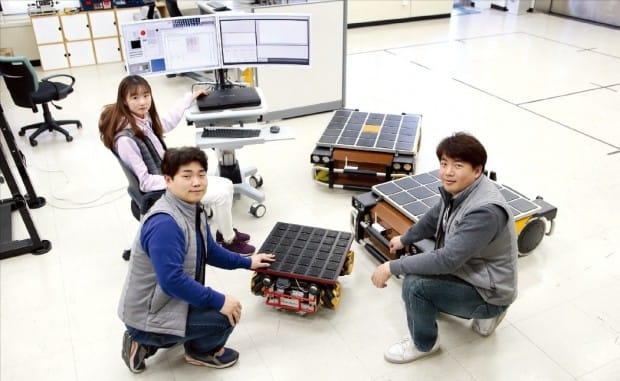 DGIST 협동로봇융합연구센터 연구원들이 무인 운반 로봇인 ‘모바일워커’의 성능을 시험하고 있다. DGIST  제공 